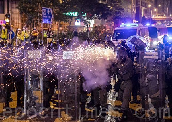 7月21日，香港民陣發起的反送中遊行，晚間10點多在信德中心爆發警民衝突，警方多次施放催淚彈清場。（余鋼／大紀元）