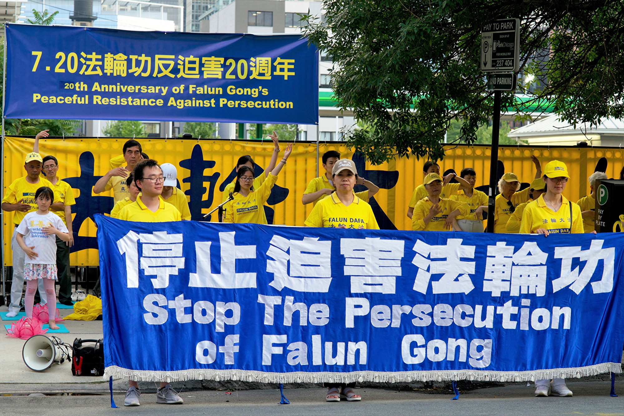 2019年7月13日,大芝加哥地區部分法輪功學員聚集在中領館前舉辦反迫害集會及燭光夜悼。(David Yang/大紀元)