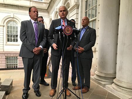 市议员霍登（发言者）推文表示支持纽约市警察。