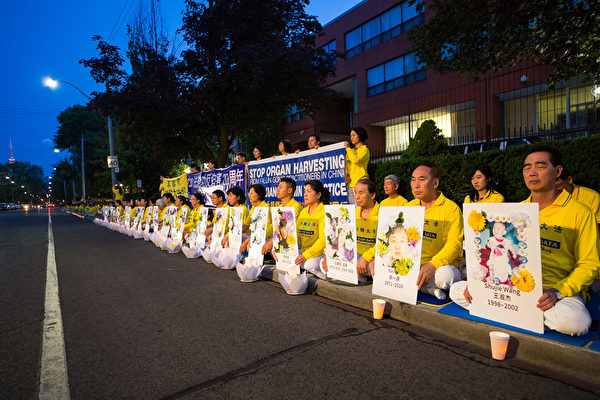 2019年7月13日晚，法輪功學員在多倫多中領館前靜坐，悼念被中共迫害致死的學員。（艾文／大紀元）