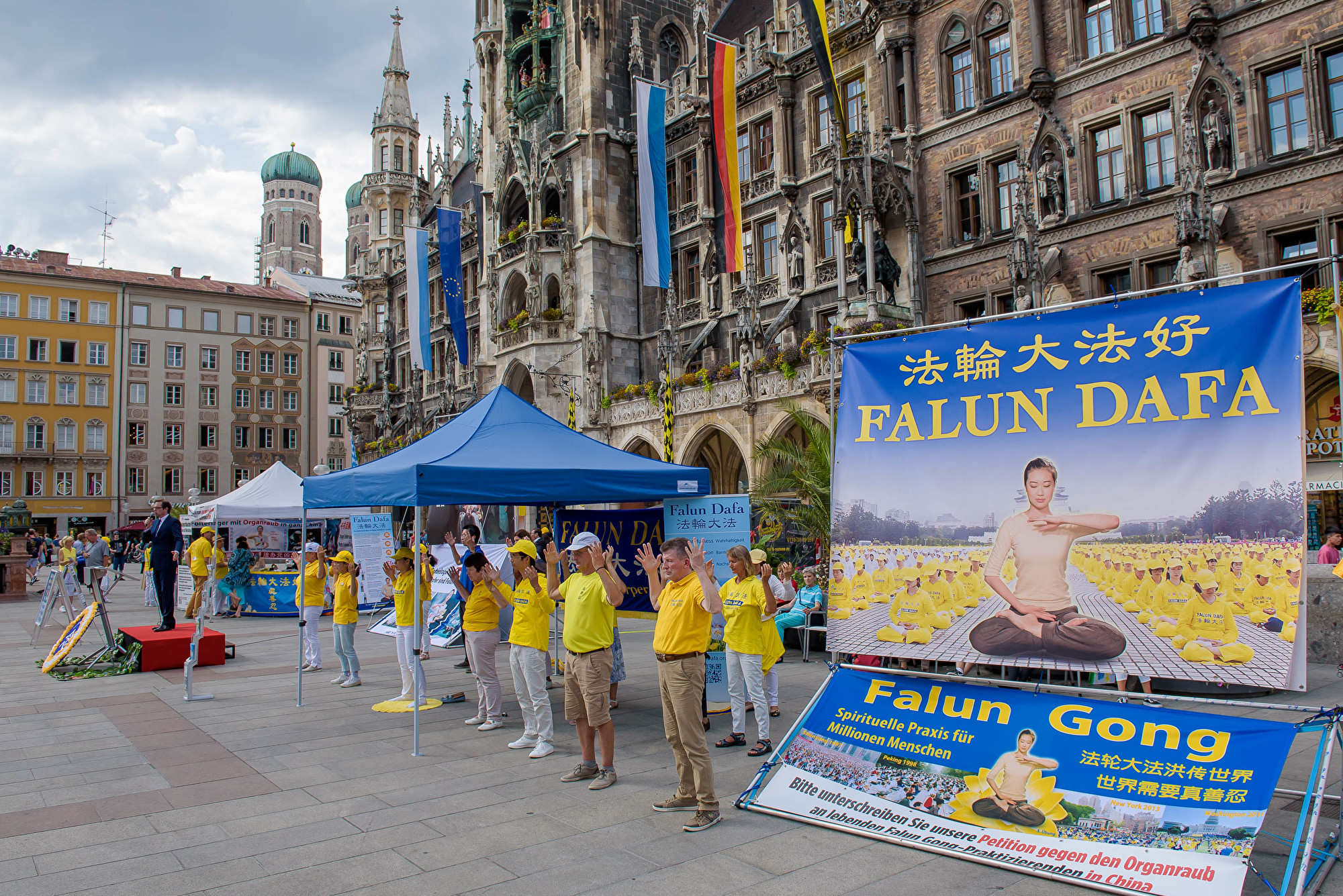 2019年7月19日,在慕尼黑市政聽前的馬琳廣場上,德國部分法輪功學員舉行了反迫害20周年集會,傳播法輪功真相。(Mihai Bejan/大紀元)