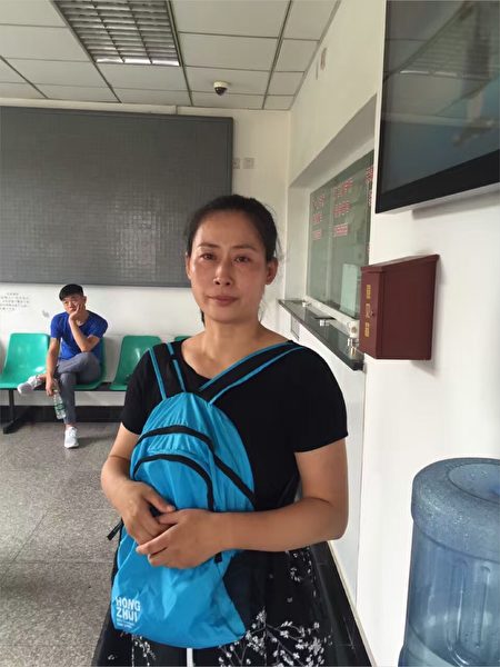 2016年5月，泪流满面的原珊珊在天津第一看守所接待室。（作者提供）