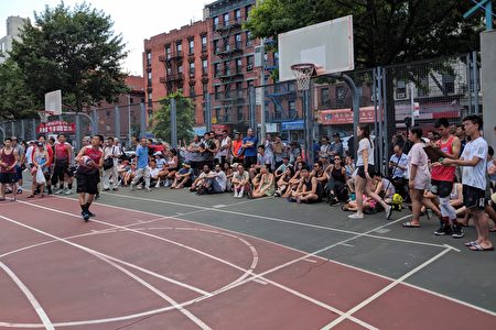众多欣赏“美东夏令华人排球锦标赛”的观众，将球场周围挤得水泄不通。