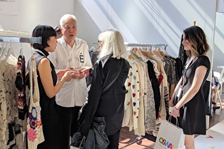 紐約客戶和斑柏企業負責人許揚鯤（左二）討論該公司的毛衣服飾產品。
