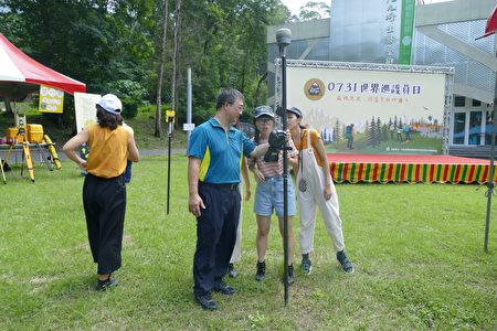 民众体验森林护管员的测量勤务。