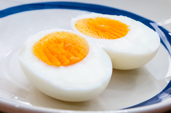 如果去掉蛋黄，等于去掉了大量的维生素D和B12， 所以建议吃全蛋。(Shutterstock)