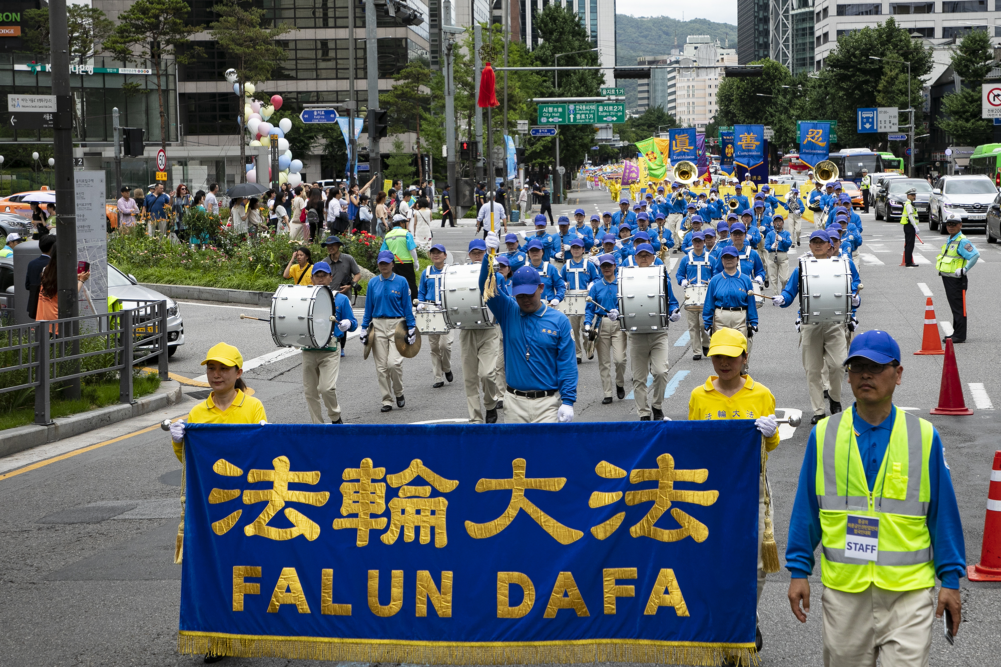7月20日,韓國的反迫害20周年紀念活動吸引了大量行人駐足觀看。(全景林/大紀元)