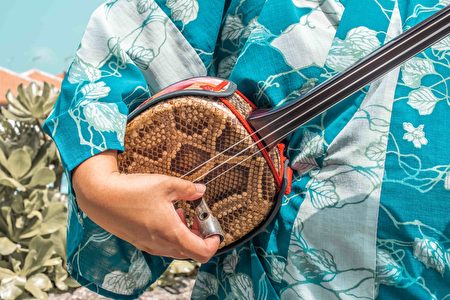 体验冲绳传统乐器三线琴。
