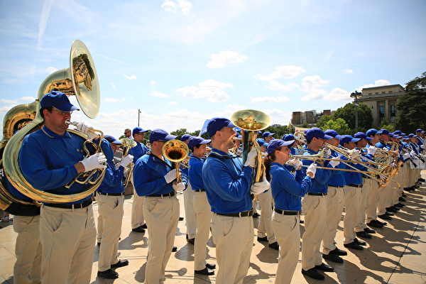 7月21日上午，欧洲天国乐团在巴黎人权广场上演奏，吸引了过往的市民和游客前来探寻法轮功真相。（章乐/大纪元）