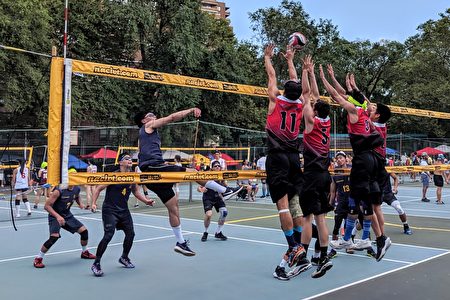 “美东夏令华人排球锦标赛”比赛相当精彩，双方攻防的速度很快，胜负往往在一瞬间。