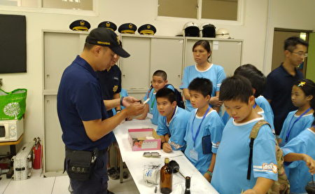 桃园市小小记者营师生共计90位至八德分局举办参访教学活动，图中为营长陈毓秀。