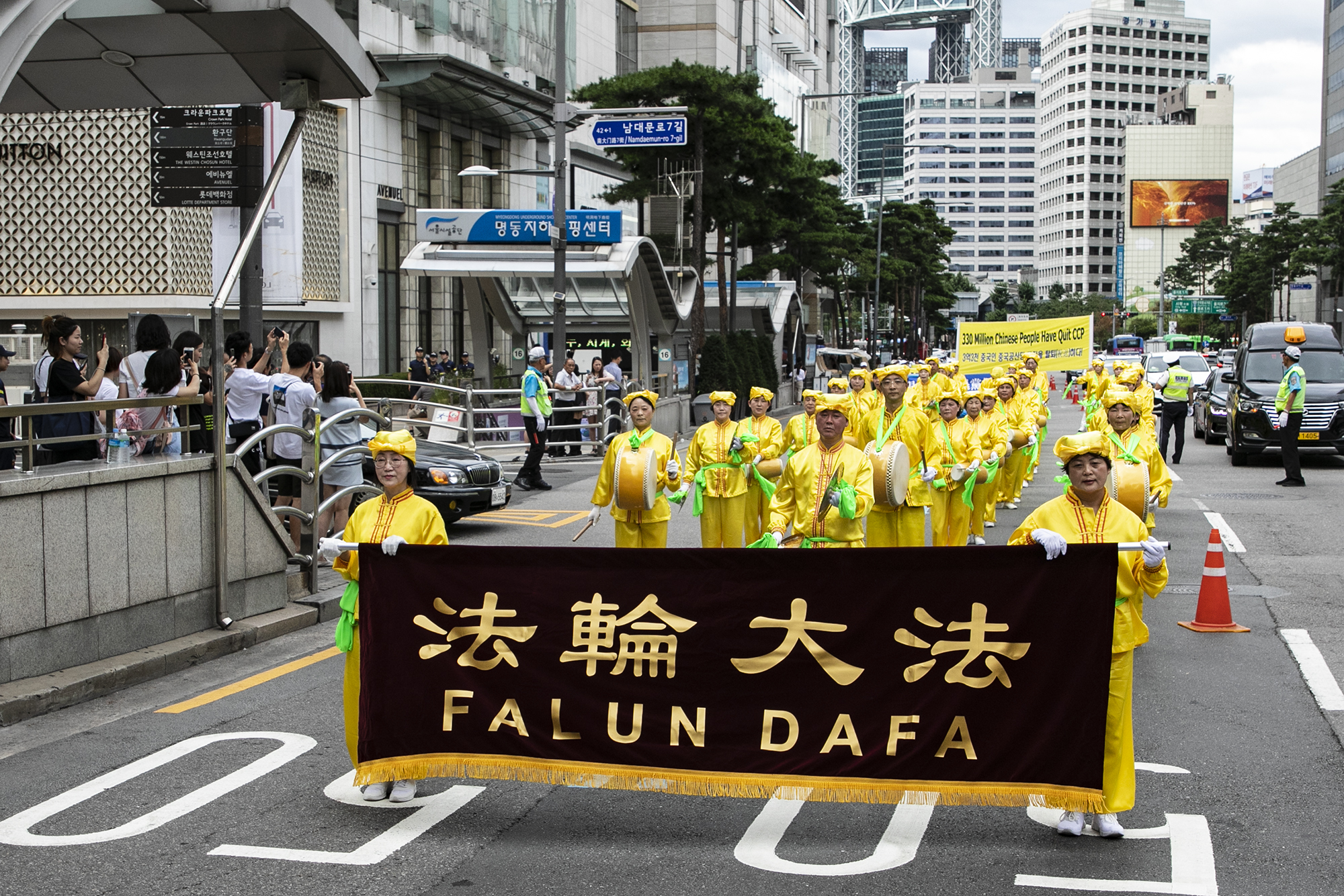 7月20日,韓國的反迫害20周年紀念活動吸引了大量行人駐足觀看。(全景林/大紀元)