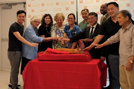 29日，亚洲人平等会位于“法拉盛一号”的新总部开张大吉，该会切烤猪庆祝开幕。