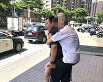 员警背举步艰难老翁回家  路人为之动容