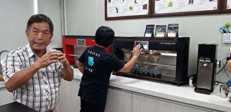 極品莊園咖啡執行長邱北宗（如圖），介紹該公司自行開發的自動手沖咖啡機，可設定同時多杯、依序沖煮，精準沖泡精品咖啡。