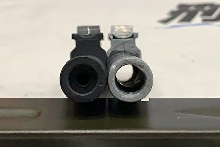 改造槍枝(右)槍管無阻擋，具擊發子彈功能，玩具槍原貌(左)。)