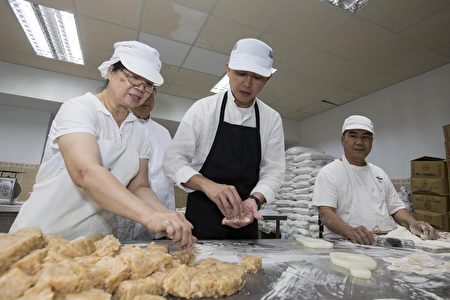 林智坚亲自体验DIY制作新竹味的“竹堑饼”