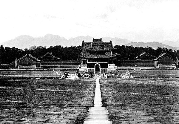德国使臣穆默（Freiherr Alfons von Schwarzenstein）1902年《中国摄影日志》中的清泰陵。（公有领域）
