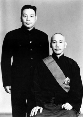 蔣中正（右）與長子蔣經國（左），1954年。（公有領域）