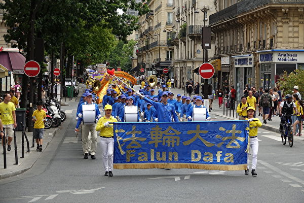 7月20日下午，來自歐洲十幾個國家的部份法輪功學員在法國巴黎舉行「紀念法輪功學員反迫害20周年」大遊行。（葉蕭斌／大紀元）
