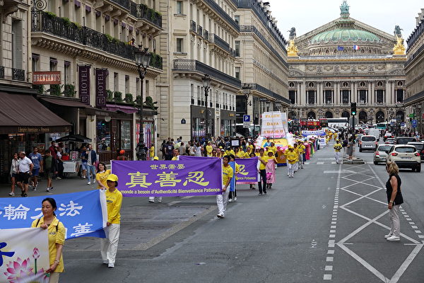7月20日下午，來自歐洲十幾個國家的部份法輪功學員在法國巴黎舉行「紀念法輪功學員反迫害20周年」大遊行，圖為遊行隊伍途經巴黎歌劇院。（葉蕭斌／大紀元）