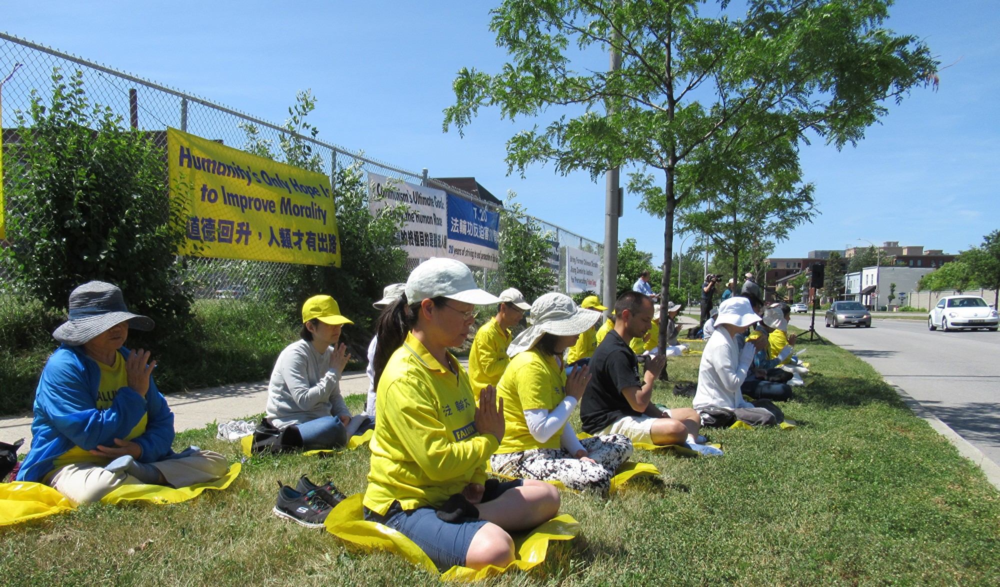 7月18日,加拿大首都渥太華部分法輪功學員匯集在中使館前集會,抗議中共對法輪功學員長達二十年的迫害。(梁耀/大紀元)