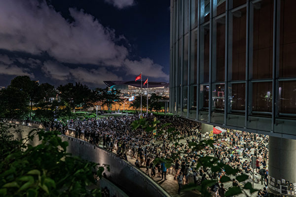 6月30日晚，市民在金鐘立法會集會。（Anthony Kwan/Getty Images)