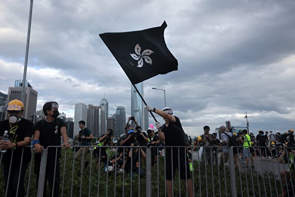 7月1日清晨，市民举起黑色港旗。（VIVEK PRAKASH/AFP/Getty Images)