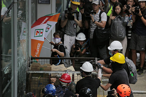 抗議者衝擊玻璃門。（VIVEK PRAKASH/AFP/Getty Images)