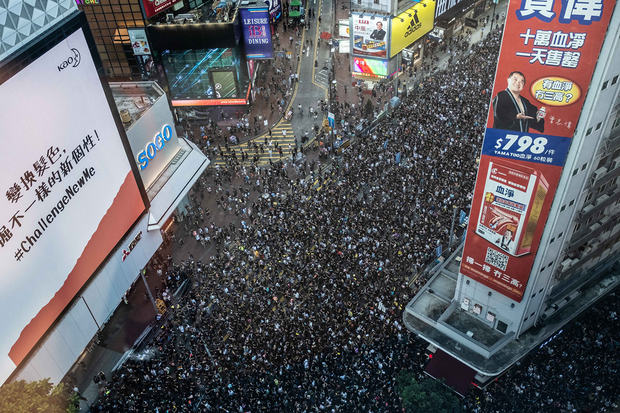 圖為香港民眾7月1日舉行的反「送中」集會遊行。(Billy H.C. Kwok/Getty Images)