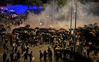 【直击】香港大批示威者冲进立法会全过程
