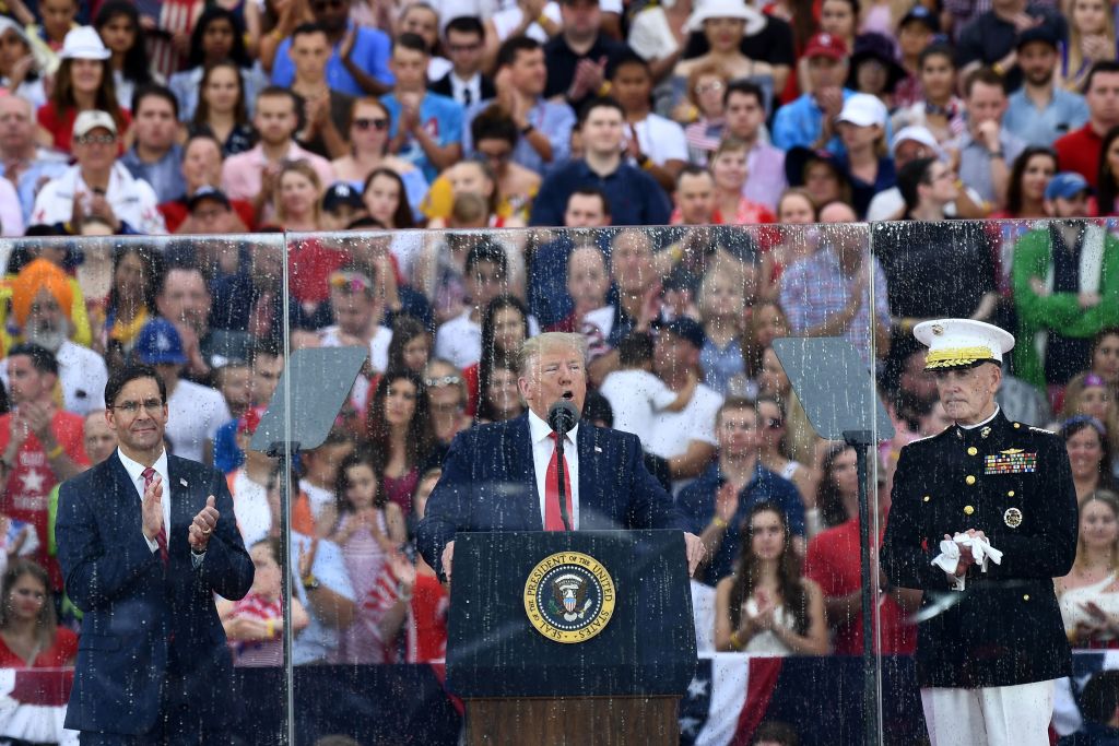 川普在台上致词。(BRENDAN SMIALOWSKI/AFP/Getty Images)