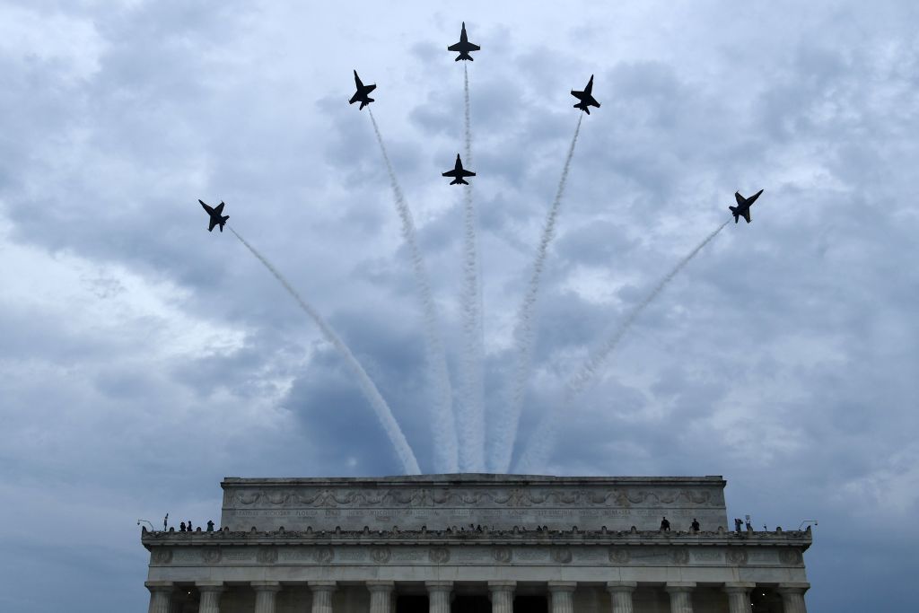 海军的蓝色天使战队届时将在华府上空组成一个天桥。(BRENDAN SMIALOWSKI/AFP/Getty Images)