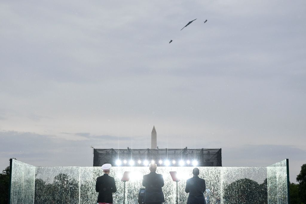 两架F-22和一架B-2出现在天空中。(MANDEL NGAN/AFP/Getty Images)