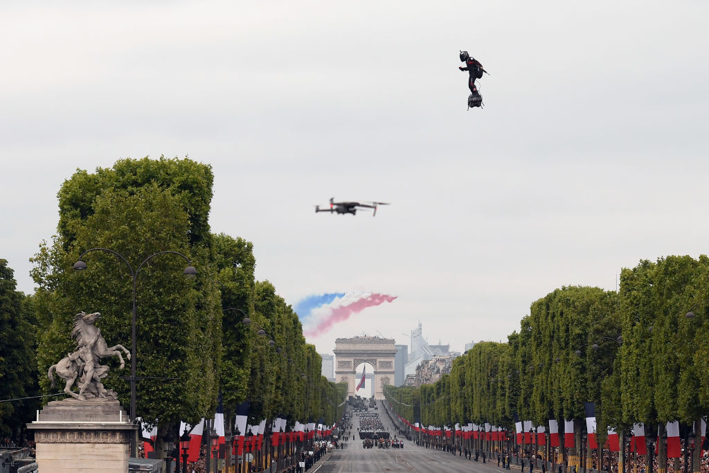 一名男子在一架飛行器裝置上空中飛舞。(Lionel Bonaventure/AFP/Getty Image)
