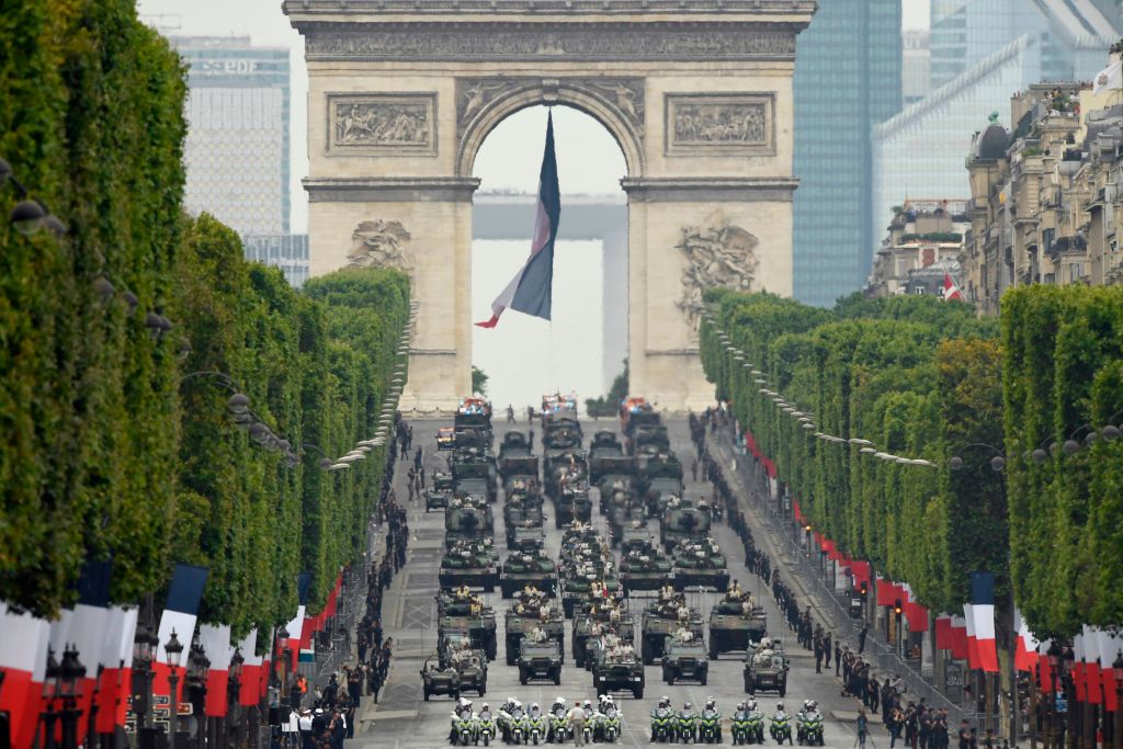 法國國慶遊行車隊。(Eliot Blondet/AFP/Getty Images)