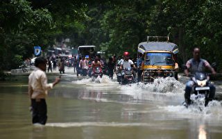 印度等南亞三國洪水 300多人遇難