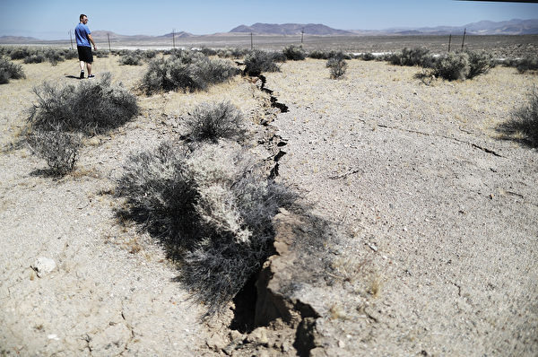 加州7.1級大地震造成的裂縫。（Mario Tama/Getty Images）