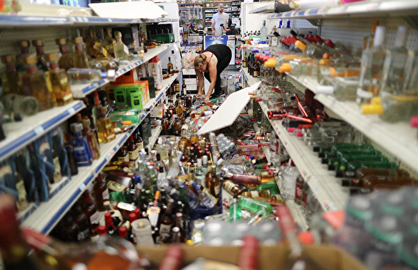 地震發生後的商店。（Mario Tama/Getty Images）