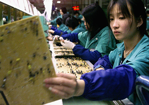 2000年2月25日，台灣宏碁公司在中國福建省投資的一家組裝工廠。（STEPHEN SHAVER/AFP/Getty Images）