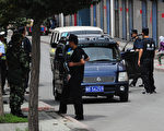 中共警察在入疆游客手机偷装监视软件