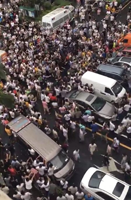 7月19日，廣東深圳市福田區梅華路105號多麗工業區的貨拉拉平台總部被數千名司機圍堵，司機們抗議平台降價。（受訪者提供）