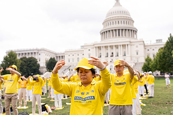 7月18日，美國華盛頓DC，法輪功學員舉行反迫害20周年大型集會活動。圖為集會前，法輪功學員集體煉功。（戴兵／大紀元）