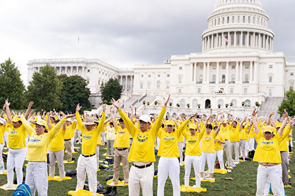7月18日，美国华盛顿DC，法轮功学员举行反迫害20周年大型集会活动。图为集会前，法轮功学员集体炼功。（戴兵／大纪元）