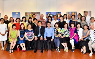 图：台湾绘画家蔡永明最近抵达温哥华，在台加文化中心举办其个人画展。（吕金陵拍摄）