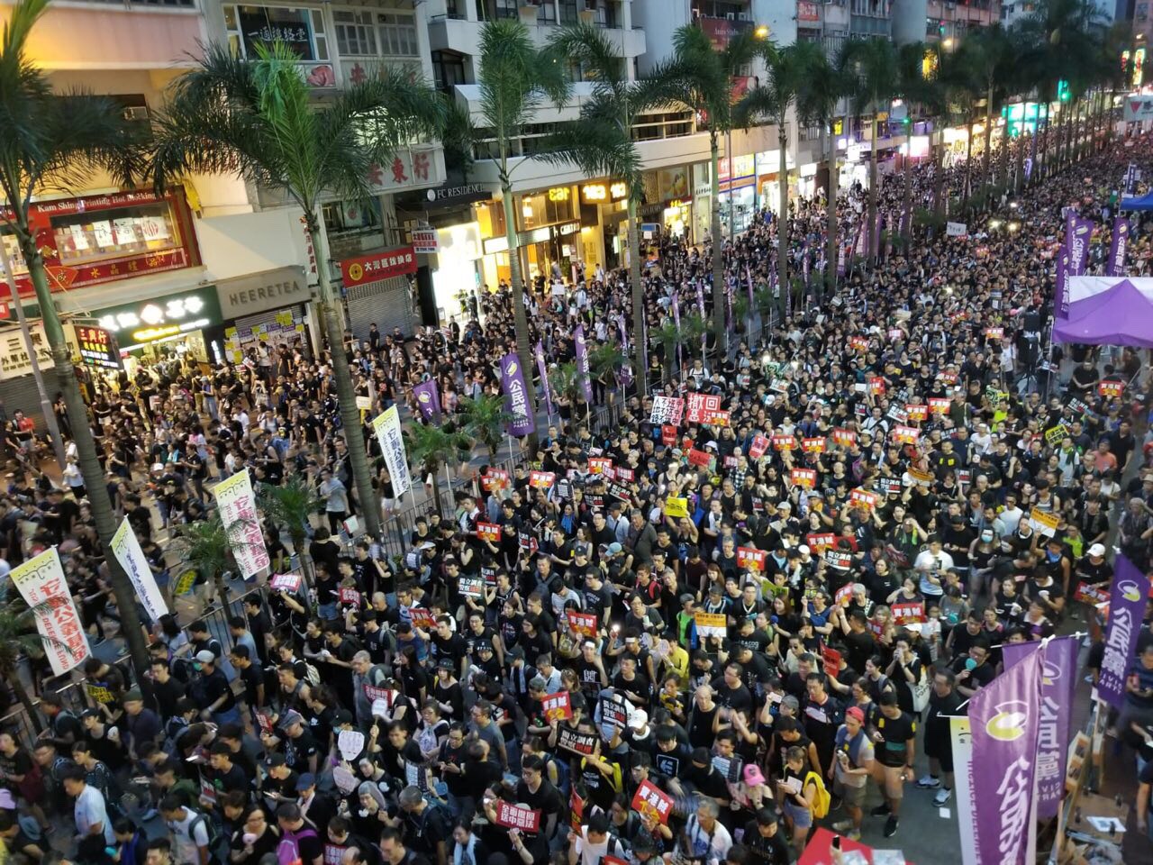 2019年7月1日，香港，七一大遊行民眾擠滿街道。港府強推《逃犯條例》修訂草案後引發民怨，民眾走上街頭抗議，要求撤回惡法。（大紀元）