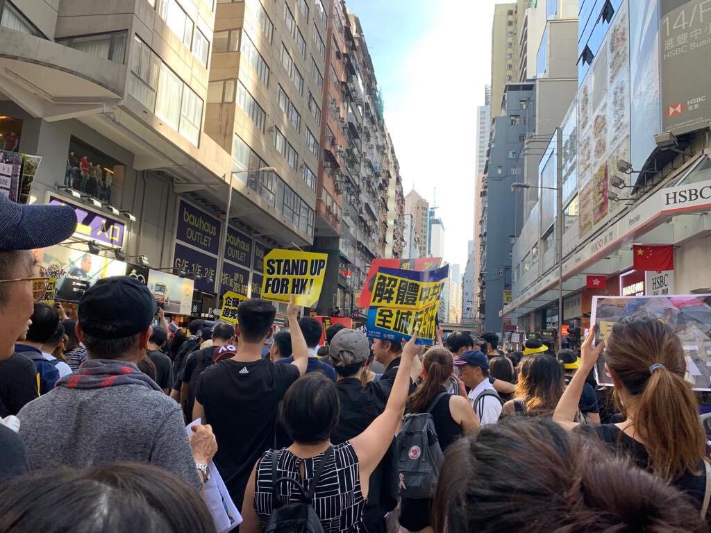 2019年7月1日，香港，民眾手持「解體中共 全城反惡法」的標語參加遊行表達不滿。港府強推《逃犯條例》修訂草案後引發民怨，民眾走上街頭抗議，要求撤回惡法。（大紀元）
