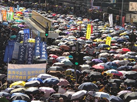 2019年7月1日，香港，七一大遊行民眾擠滿街道。港府強推《逃犯條例》草案修訂，引發民怨，民眾走上街頭抗議，要求撤回惡法。（大紀元）