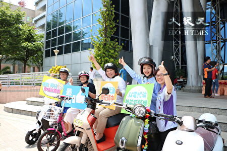 嘉义市长黄敏惠(中)及环保局长萧令宜(右)也协助宣导二行程机车换购电动车补助再加码。