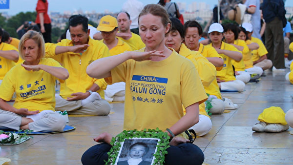 2019年7月20日晚，法輪功學員在巴黎人權廣場上燭光守夜，悼念在中國大陸被迫害致死的同修。（傅潔/大紀元）